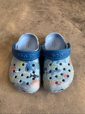 CROCS Kids Blue Ocean Print Clogs size Toddler 7